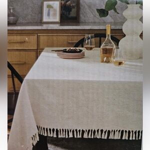 Threshold Rectangular Tablecloth
60" × 84” Cotton/Linen Blend Beige
Fringe new